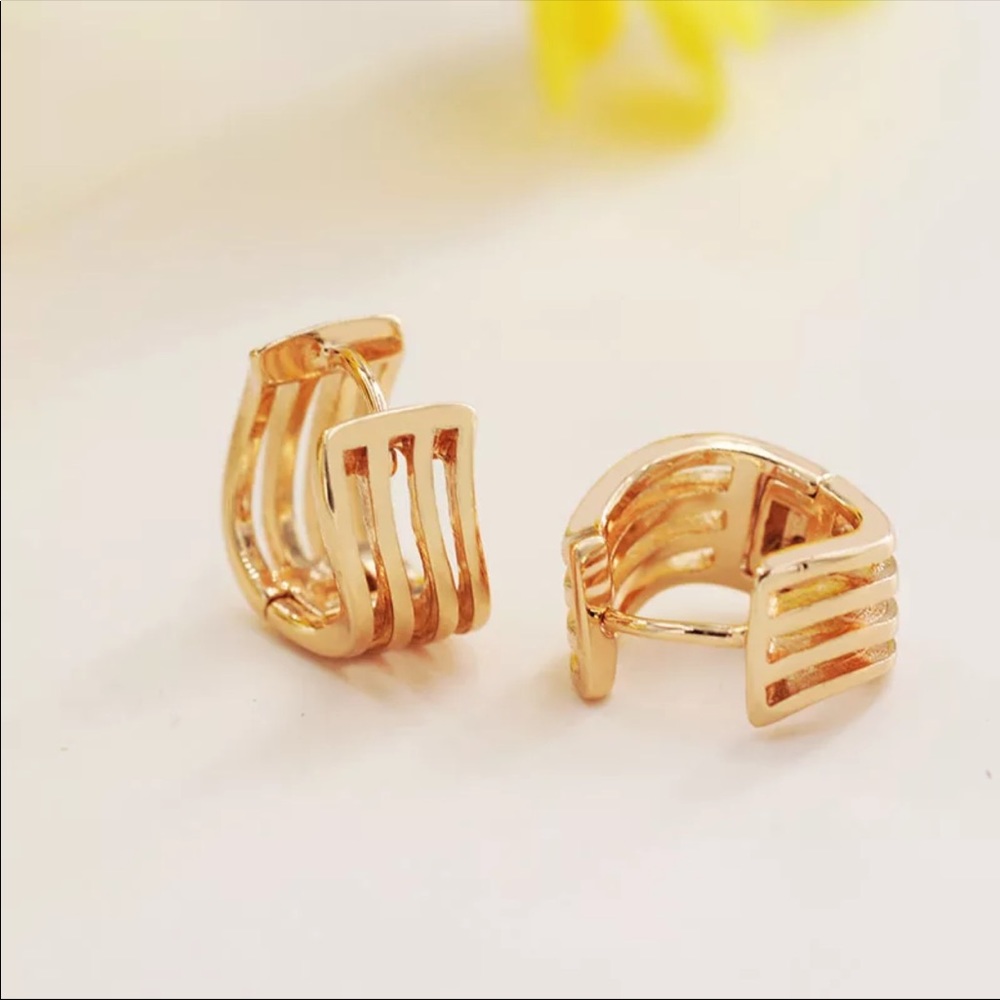 New 18K Gold Plated Small Curve Hoop Earrings - Picture 5 of 6